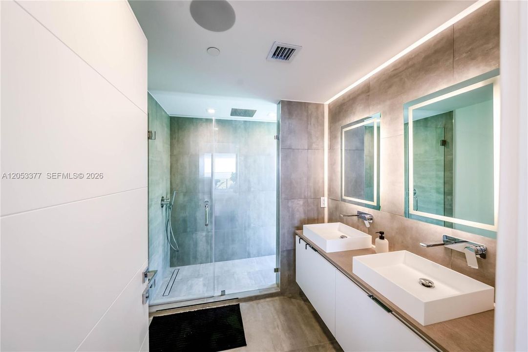 En Venta: $3,375,000 (3 camas, 3 baños, 2551 Pies cuadrados)