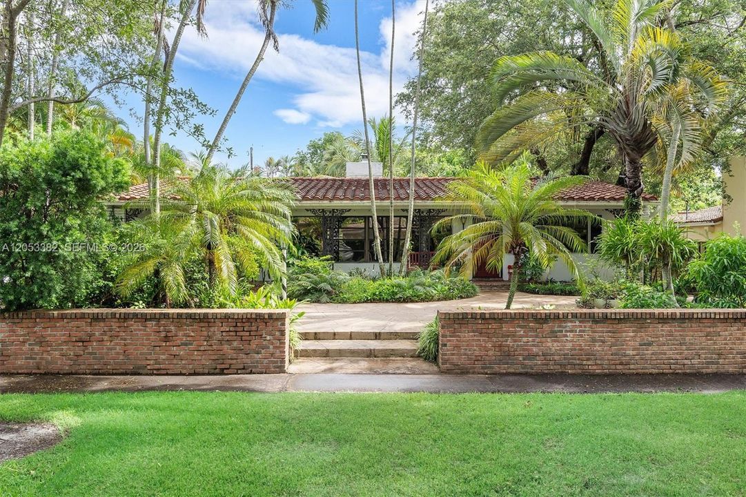 En Venta: $1,549,000 (3 camas, 2 baños, 2027 Pies cuadrados)