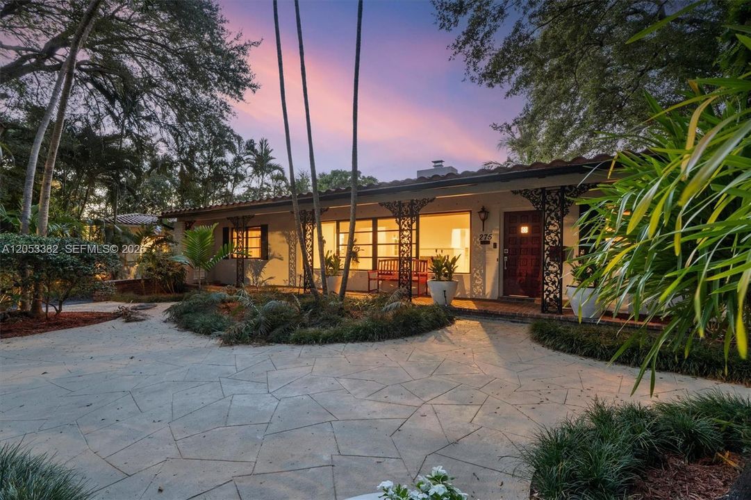 En Venta: $1,549,000 (3 camas, 2 baños, 2027 Pies cuadrados)