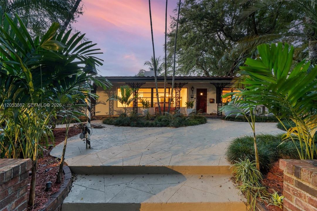 En Venta: $1,549,000 (3 camas, 2 baños, 2027 Pies cuadrados)