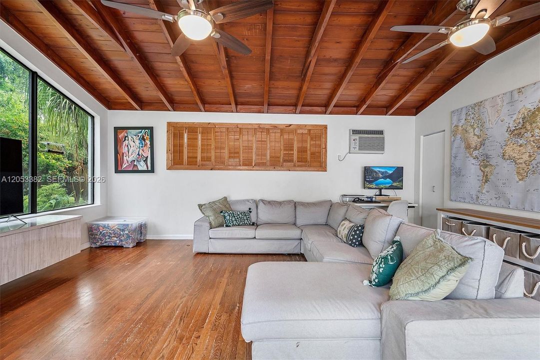 En Venta: $1,549,000 (3 camas, 2 baños, 2027 Pies cuadrados)