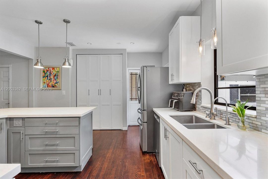 En Venta: $1,549,000 (3 camas, 2 baños, 2027 Pies cuadrados)