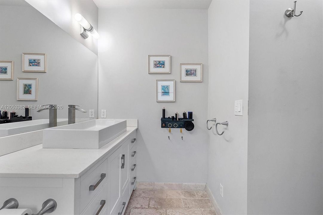 En Venta: $1,549,000 (3 camas, 2 baños, 2027 Pies cuadrados)