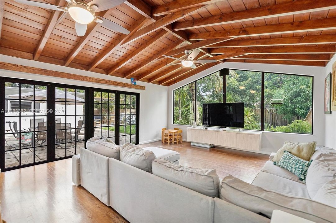En Venta: $1,549,000 (3 camas, 2 baños, 2027 Pies cuadrados)