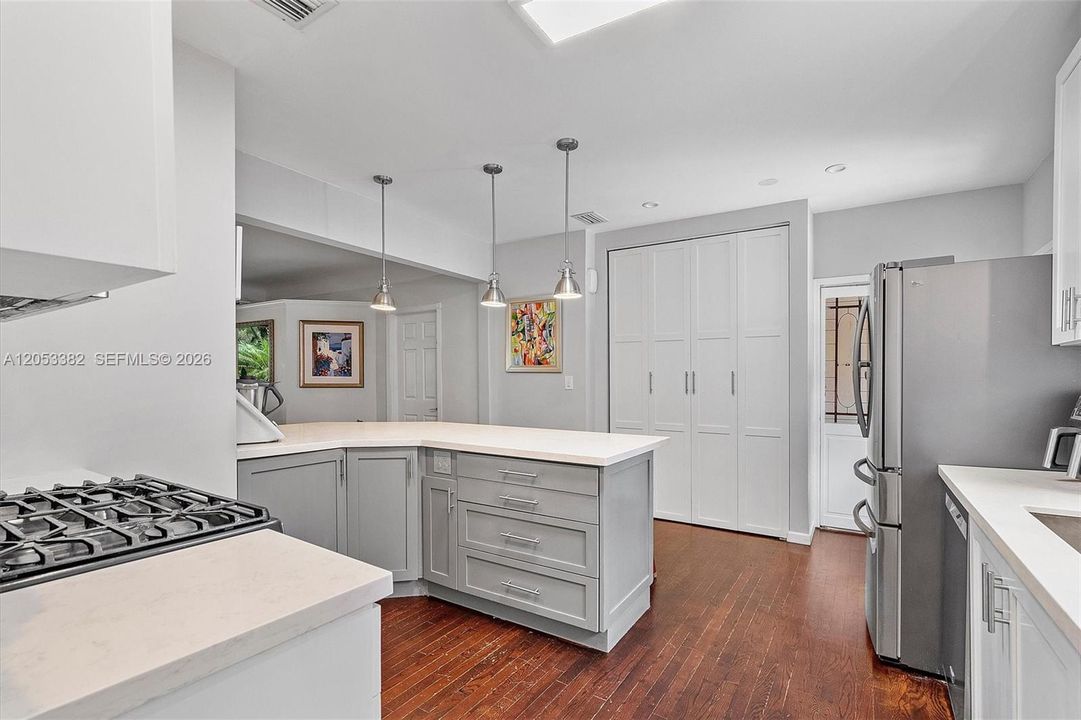 En Venta: $1,549,000 (3 camas, 2 baños, 2027 Pies cuadrados)