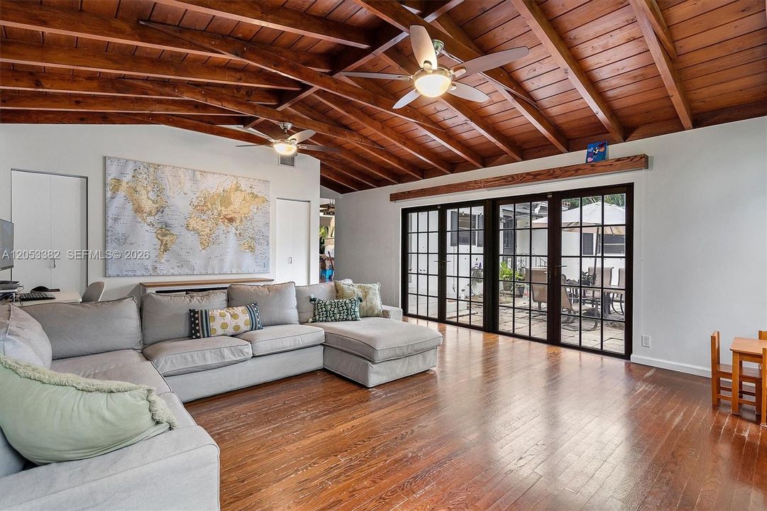 En Venta: $1,549,000 (3 camas, 2 baños, 2027 Pies cuadrados)