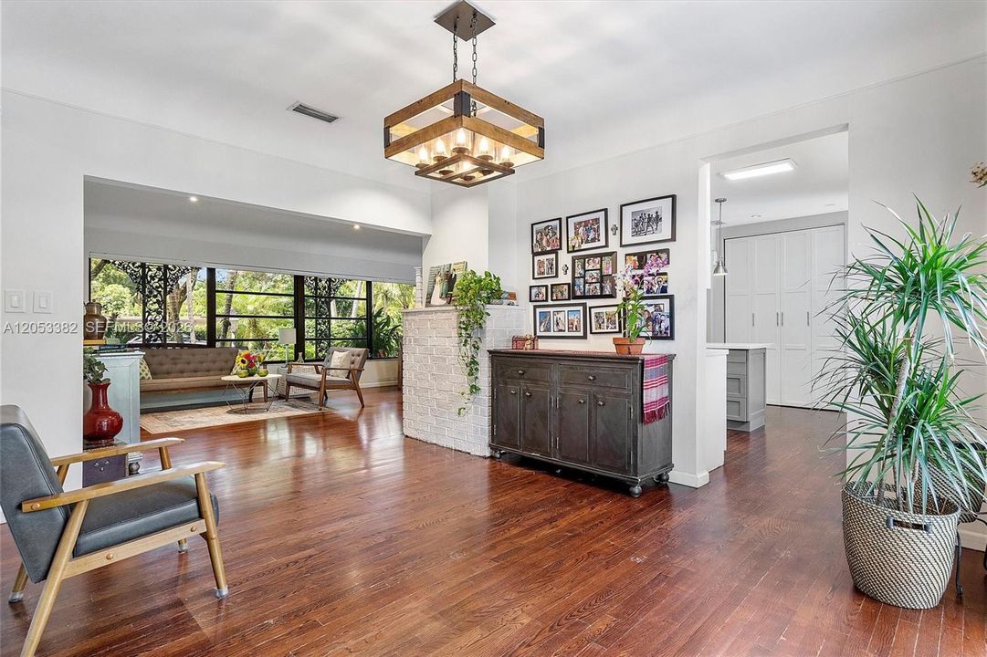 En Venta: $1,549,000 (3 camas, 2 baños, 2027 Pies cuadrados)