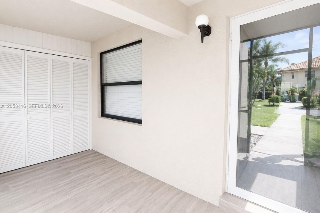 For Rent: $2,000 (2 beds, 2 baths, 735 Square Feet)