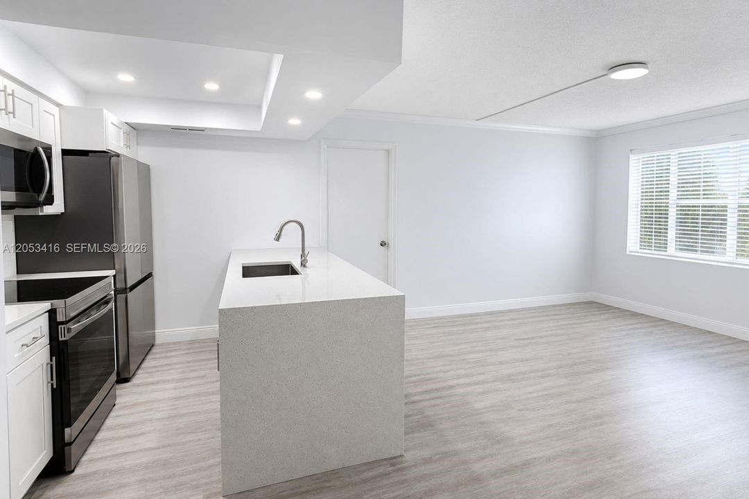 For Rent: $2,000 (2 beds, 2 baths, 735 Square Feet)