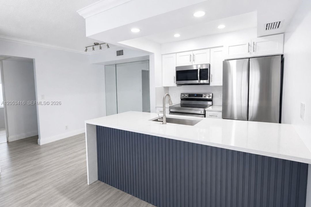 For Rent: $2,000 (2 beds, 2 baths, 735 Square Feet)