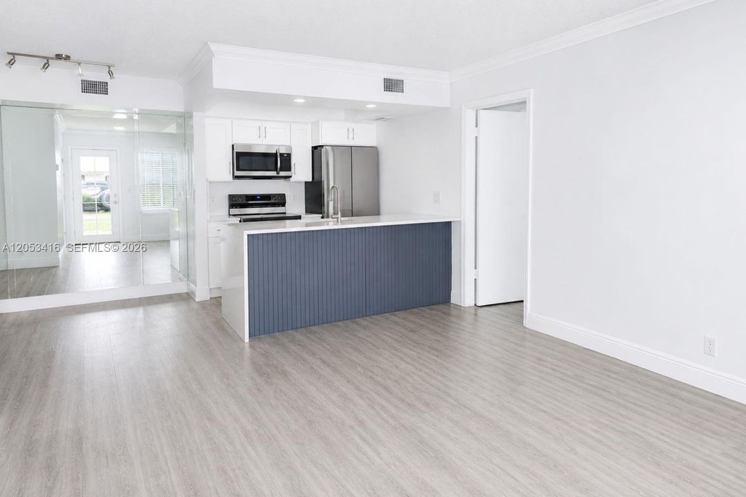 For Rent: $2,000 (2 beds, 2 baths, 735 Square Feet)