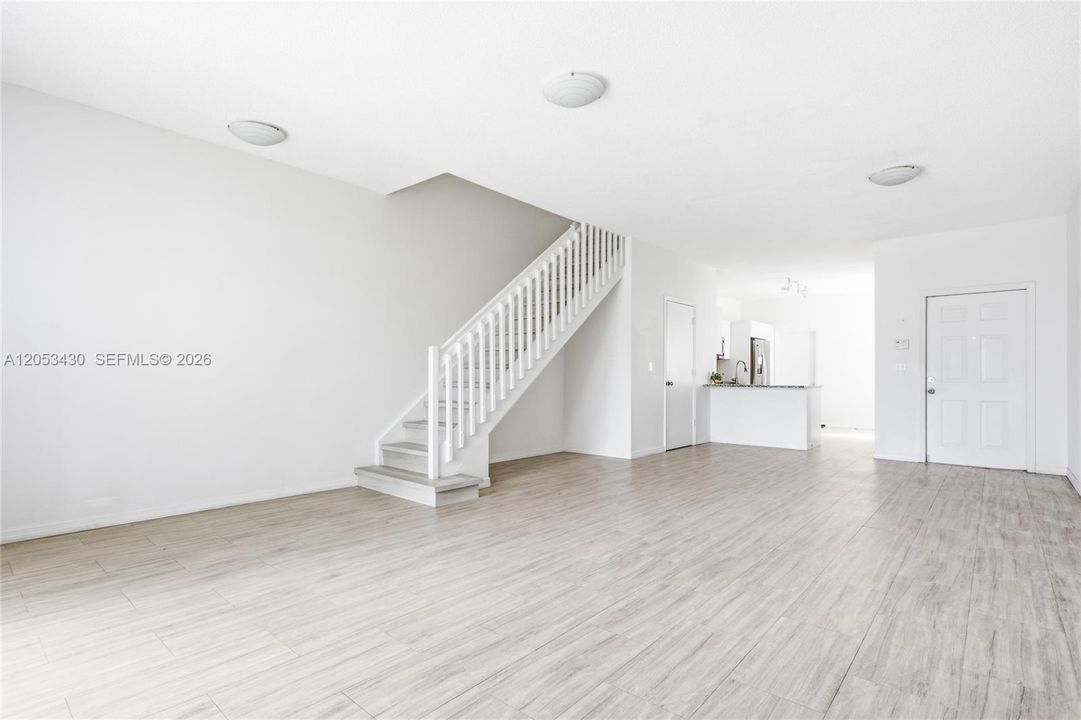 В аренду: $3,350 (3 спален, 2 ванн, 1469 Квадратных фут)