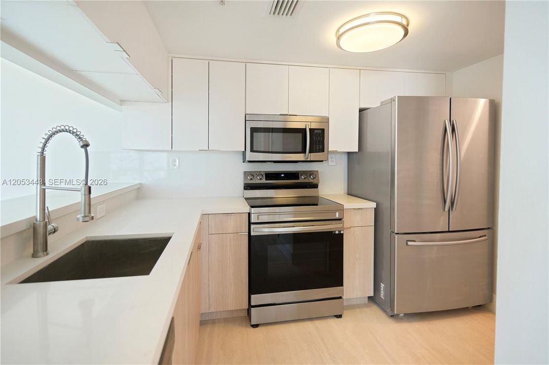 For Sale: $900,000 (2 beds, 2 baths, 1078 Square Feet)