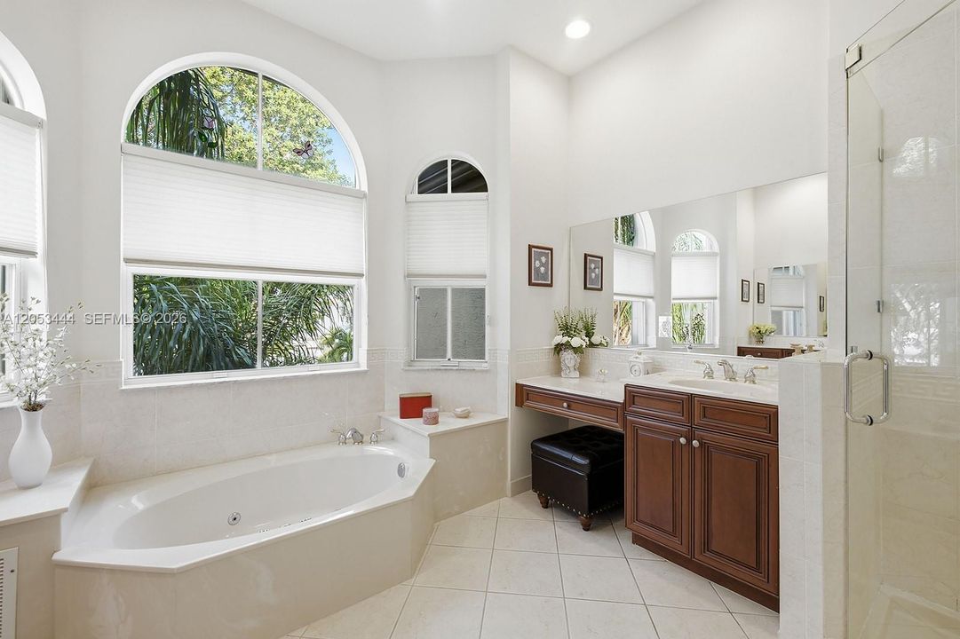 En Venta: $865,000 (4 camas, 2 baños, 3184 Pies cuadrados)
