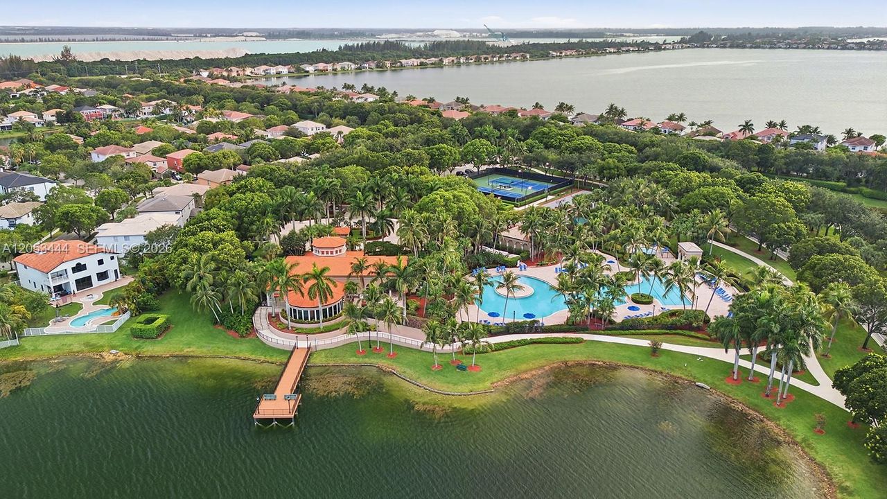 En Venta: $865,000 (4 camas, 2 baños, 3184 Pies cuadrados)