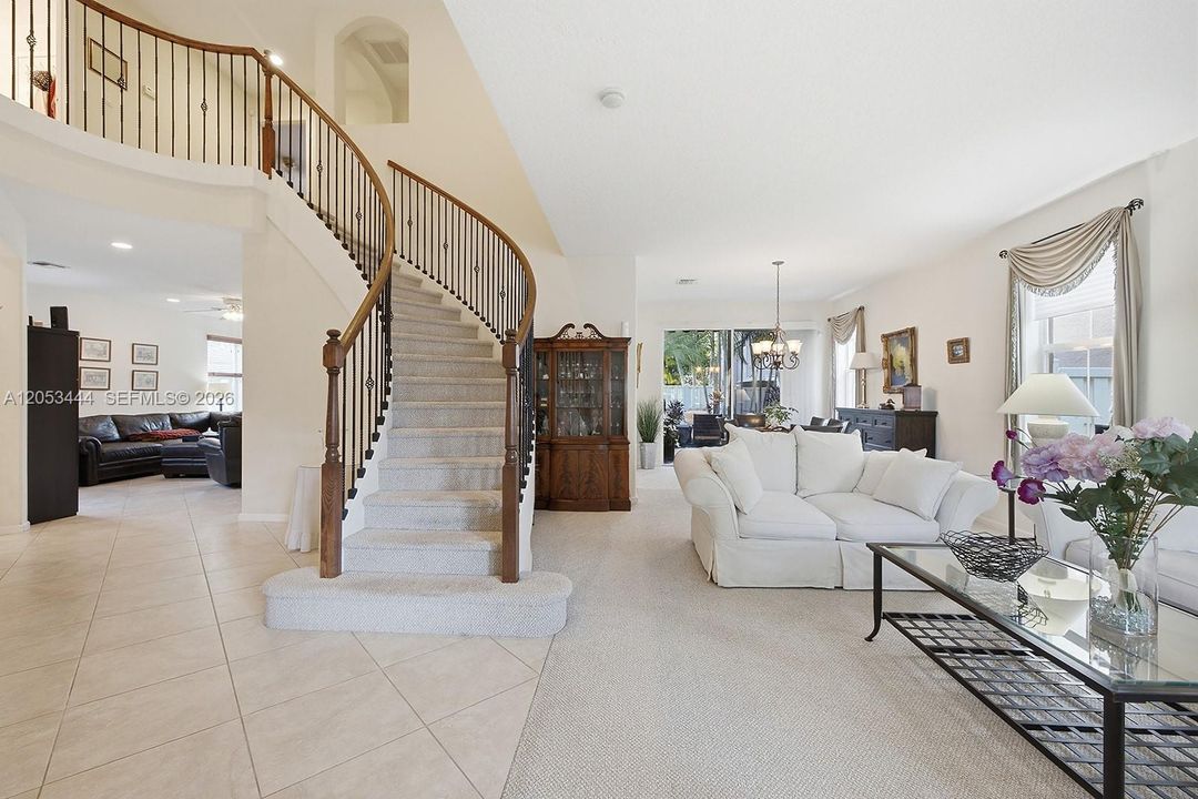 En Venta: $865,000 (4 camas, 2 baños, 3184 Pies cuadrados)