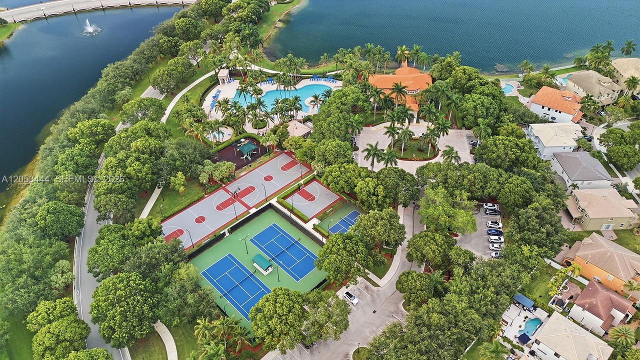 En Venta: $865,000 (4 camas, 2 baños, 3184 Pies cuadrados)