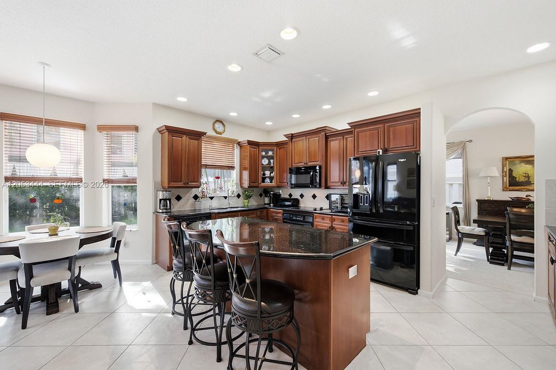 En Venta: $865,000 (4 camas, 2 baños, 3184 Pies cuadrados)