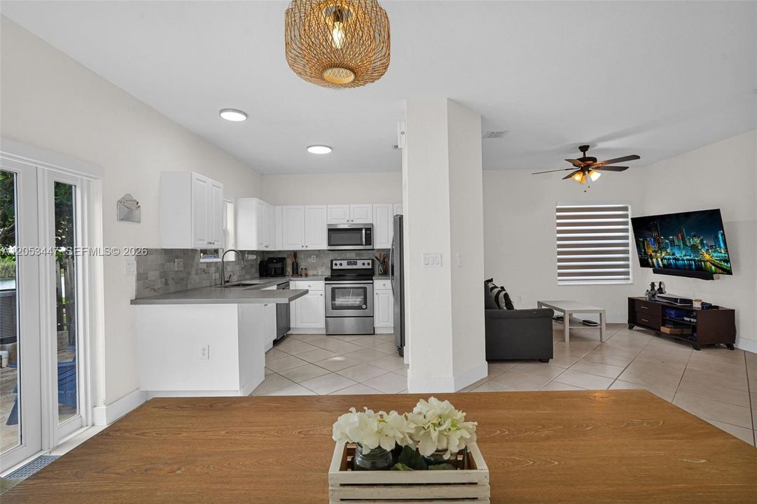 For Sale: $425,000 (3 beds, 2 baths, 1562 Square Feet)