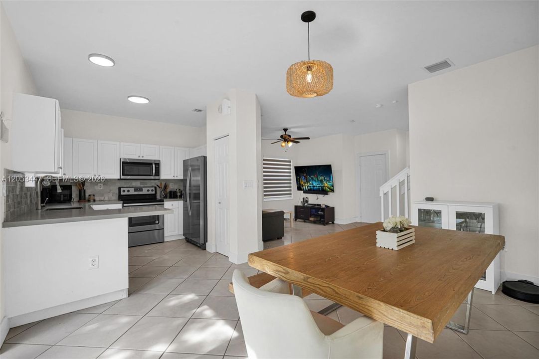 For Sale: $425,000 (3 beds, 2 baths, 1562 Square Feet)
