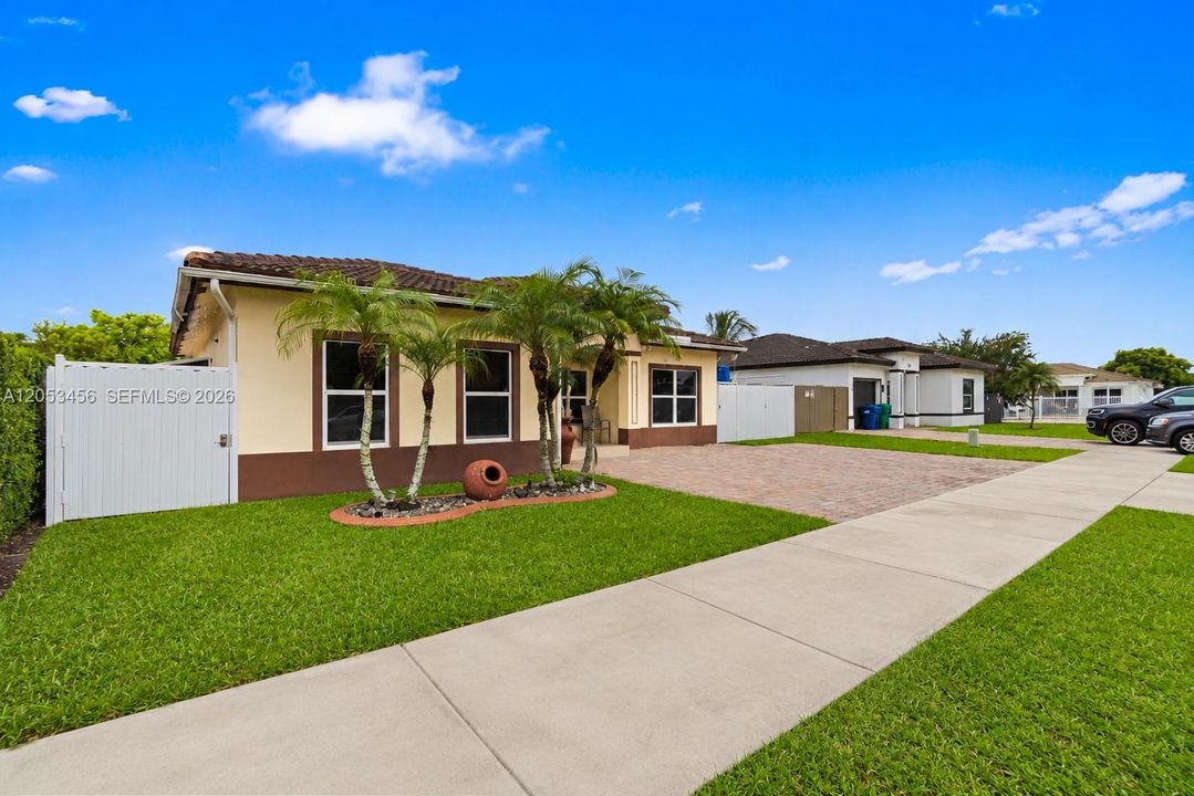 For Sale: $585,000 (4 beds, 2 baths, 1527 Square Feet)