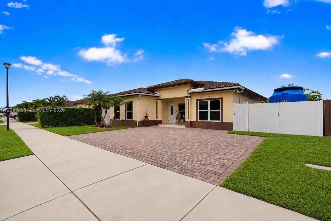 For Sale: $585,000 (4 beds, 2 baths, 1527 Square Feet)