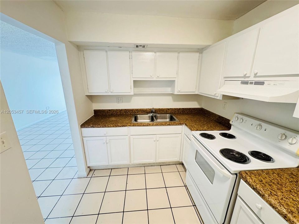 На продажу: $158,000 (2 спален, 2 ванн, 1100 Квадратных фут)