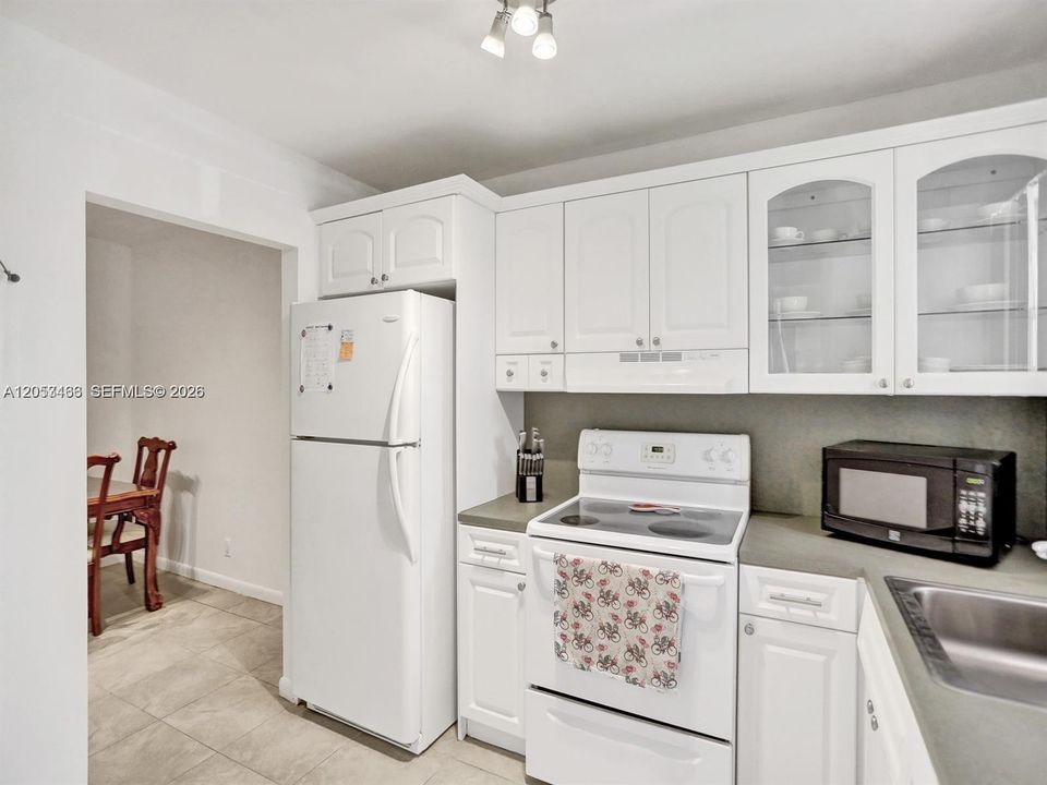 В аренду: $1,999 (2 спален, 1 ванн, 870 Квадратных фут)
