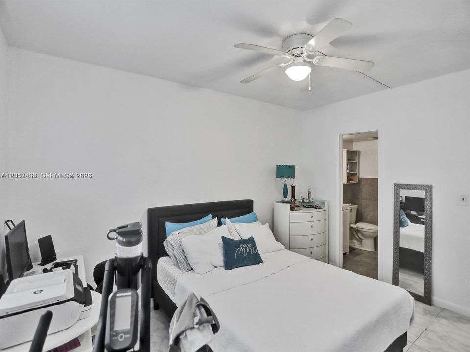 В аренду: $1,999 (2 спален, 1 ванн, 870 Квадратных фут)