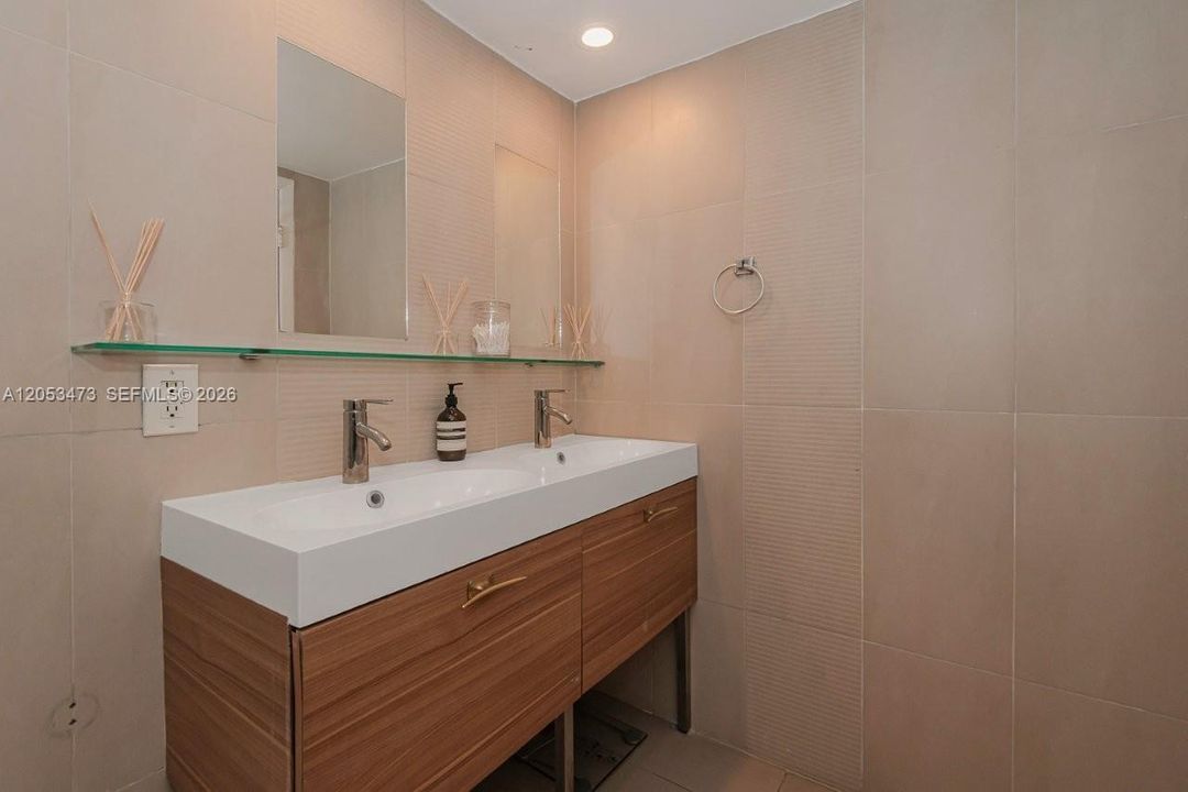 For Rent: $5,000 (0 beds, 1 baths, 600 Square Feet)
