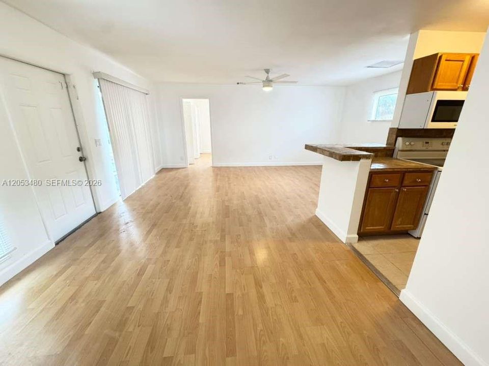 На продажу: $160,000 (2 спален, 1 ванн, 864 Квадратных фут)