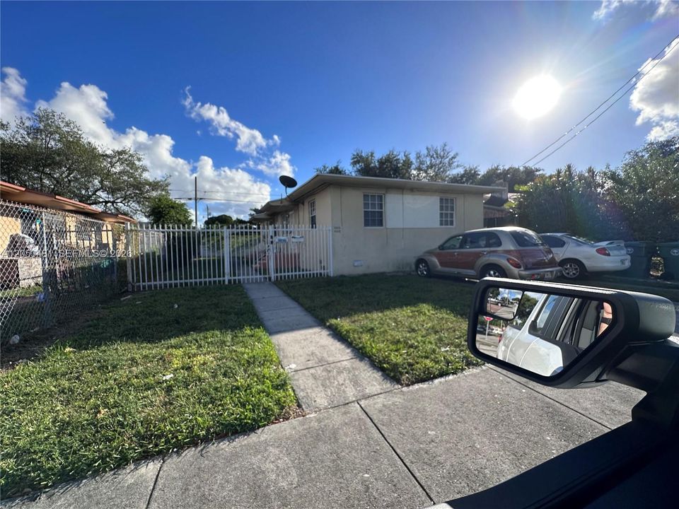 For Rent: $2,200 (2 beds, 1 baths, 1500 Square Feet)
