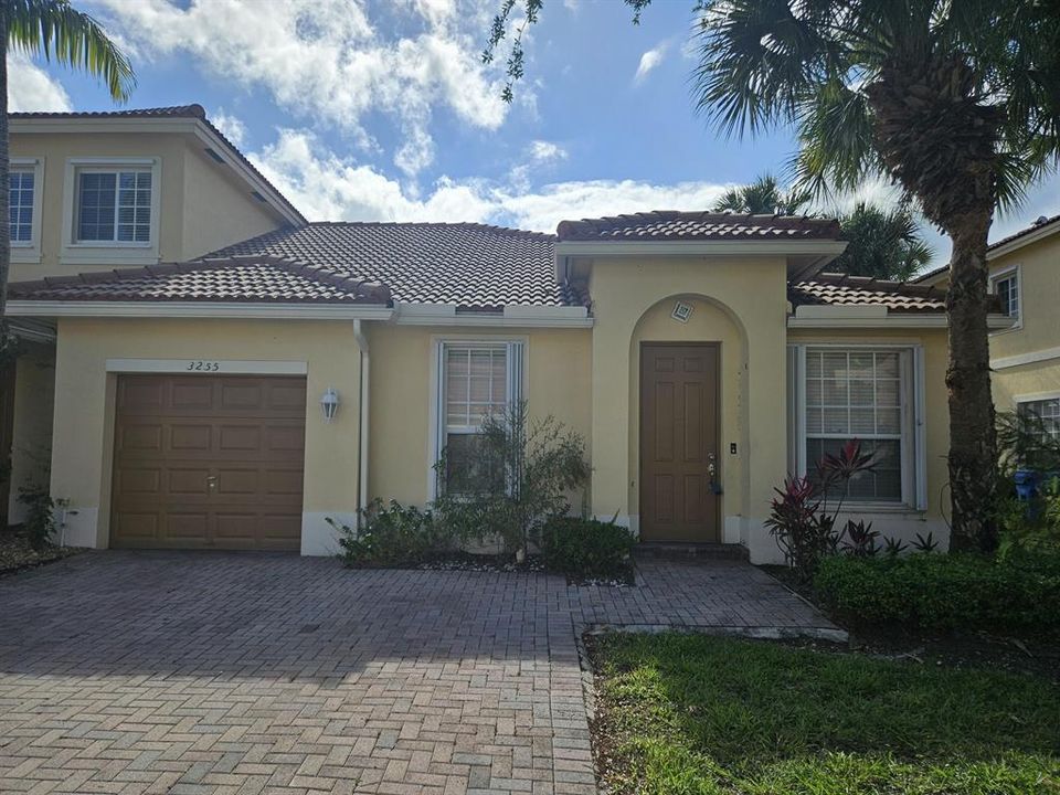 front view Isles of Oakland Park