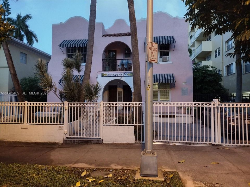 For Rent: $2,100 (1 beds, 1 baths, 718 Square Feet)