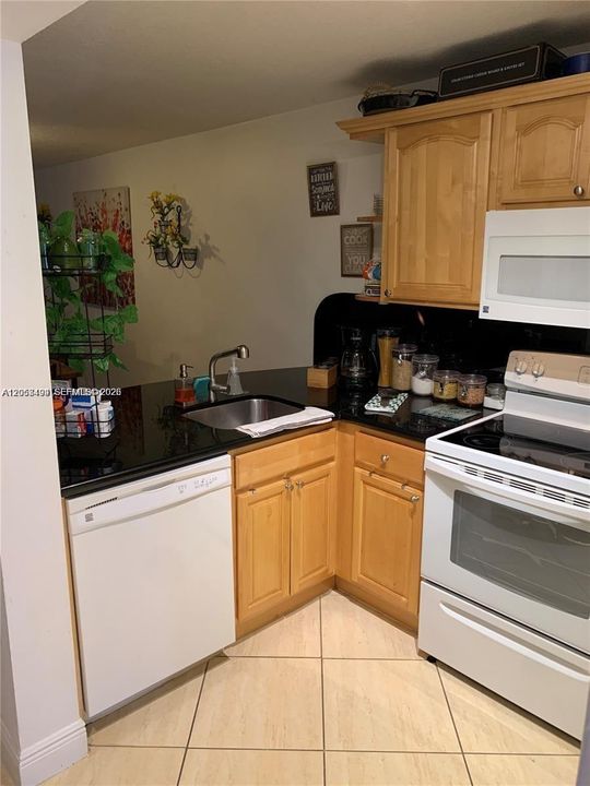 В аренду: $2,400 (2 спален, 1 ванн, 830 Квадратных фут)