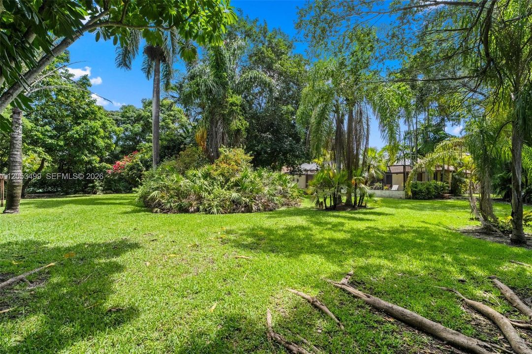 En Venta: $1,600,000 (0.91 acres)