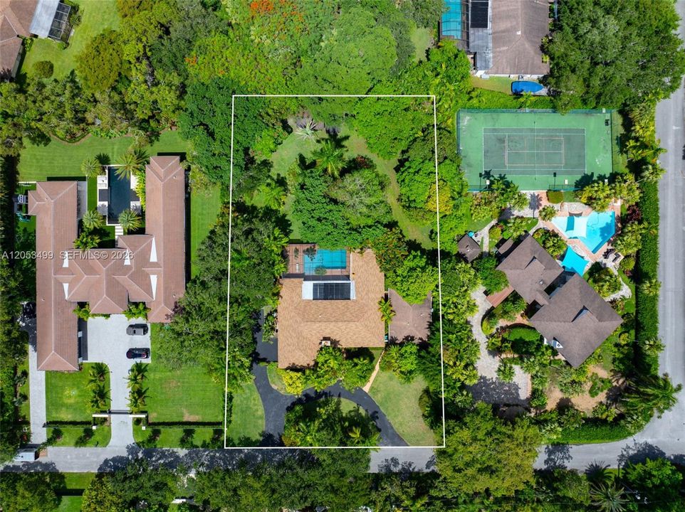 En Venta: $1,600,000 (0.91 acres)