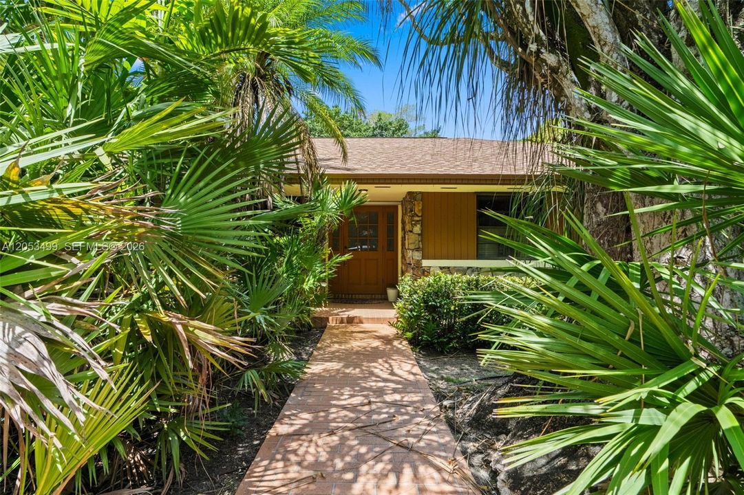 En Venta: $1,600,000 (0.91 acres)