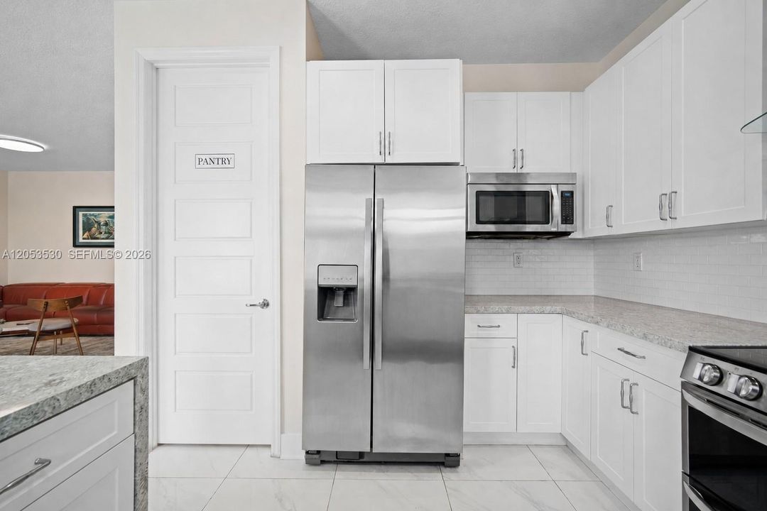 En Venta: $1,089,000 (4 camas, 2 baños, 2223 Pies cuadrados)
