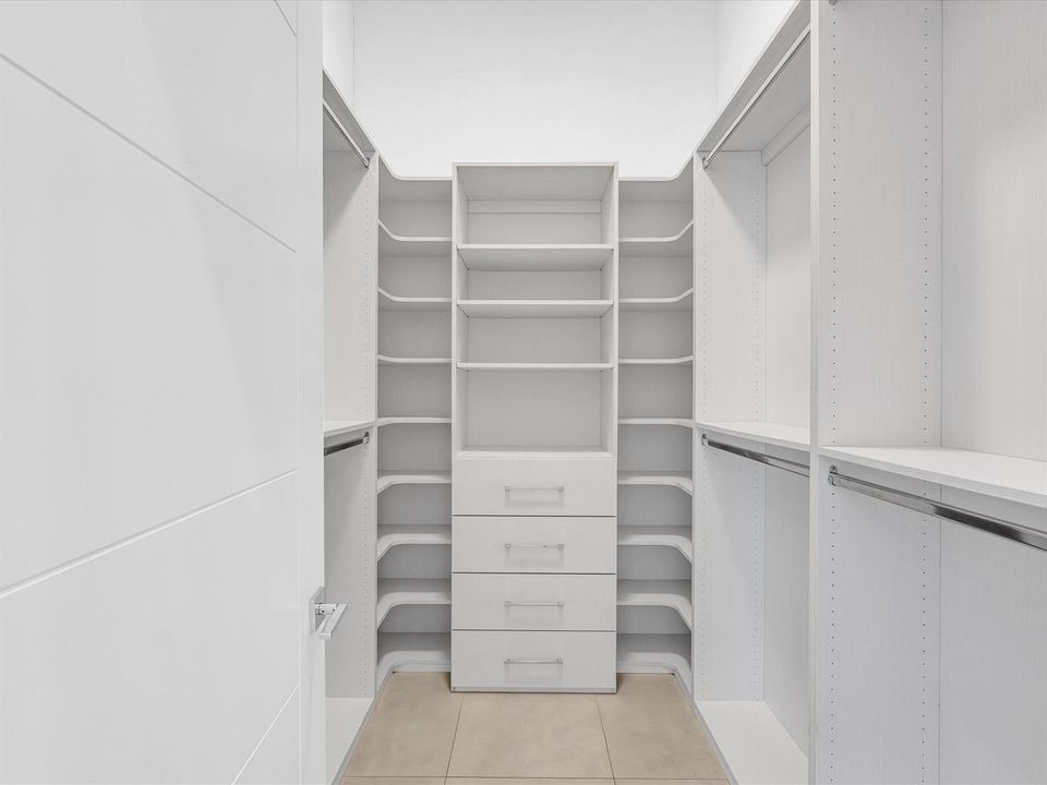 Walk-in Closet 2