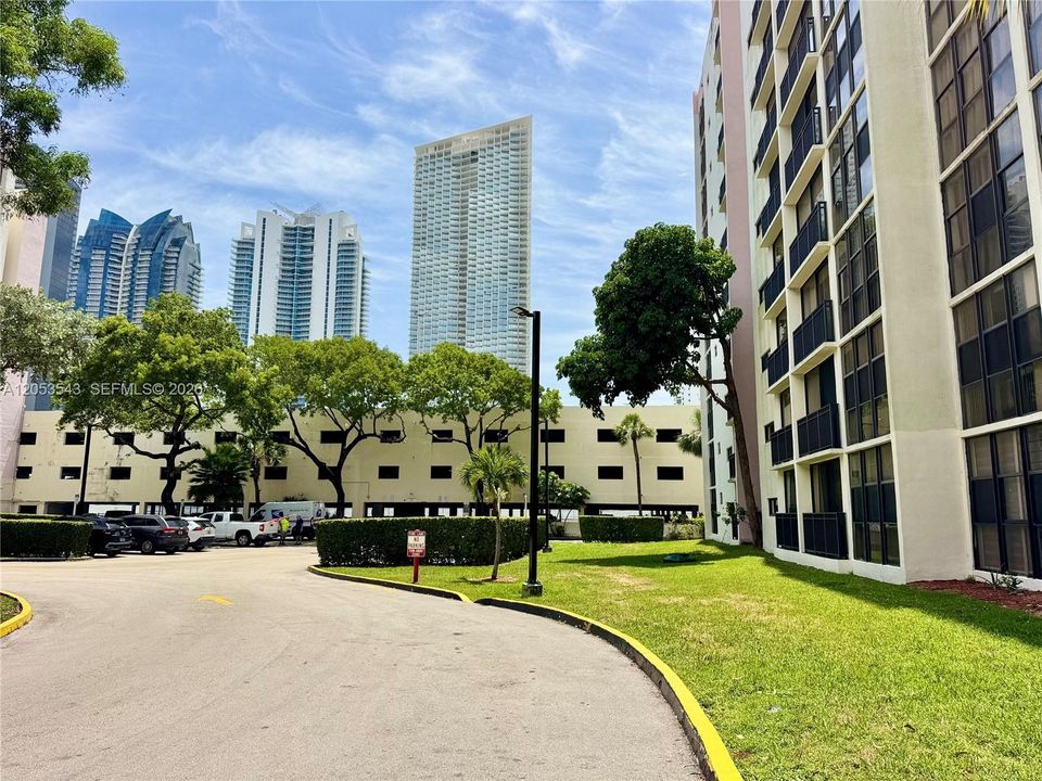 For Sale: $220,000 (1 beds, 1 baths, 767 Square Feet)