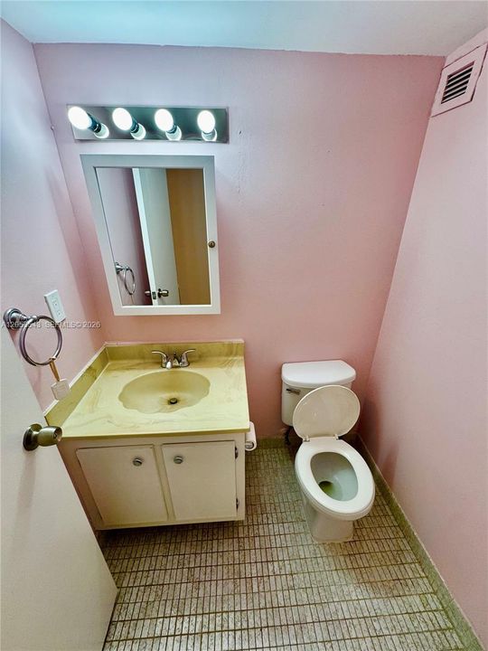 For Sale: $220,000 (1 beds, 1 baths, 767 Square Feet)