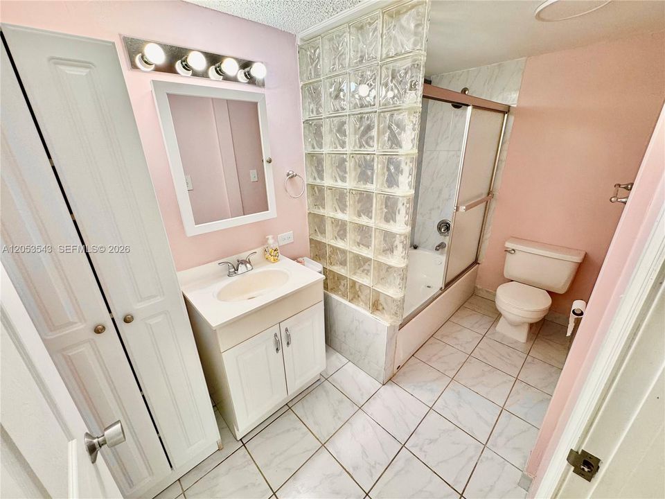 For Sale: $220,000 (1 beds, 1 baths, 767 Square Feet)