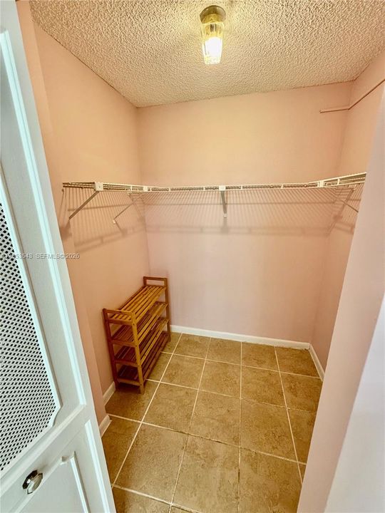 For Sale: $220,000 (1 beds, 1 baths, 767 Square Feet)