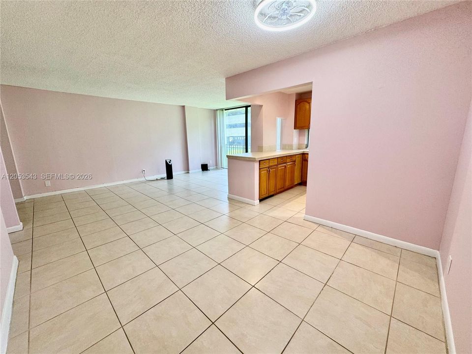 For Sale: $220,000 (1 beds, 1 baths, 767 Square Feet)