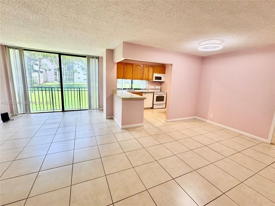For Sale: $220,000 (1 beds, 1 baths, 767 Square Feet)
