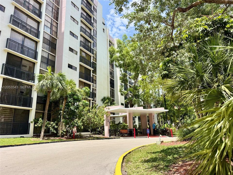 For Sale: $220,000 (1 beds, 1 baths, 767 Square Feet)