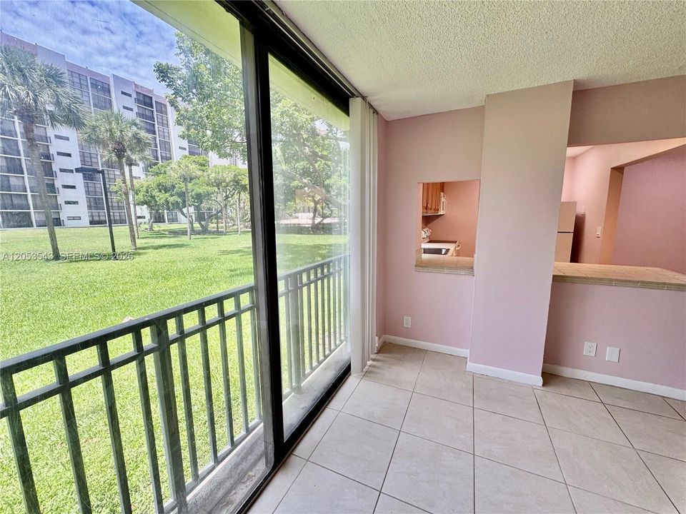 For Sale: $220,000 (1 beds, 1 baths, 767 Square Feet)