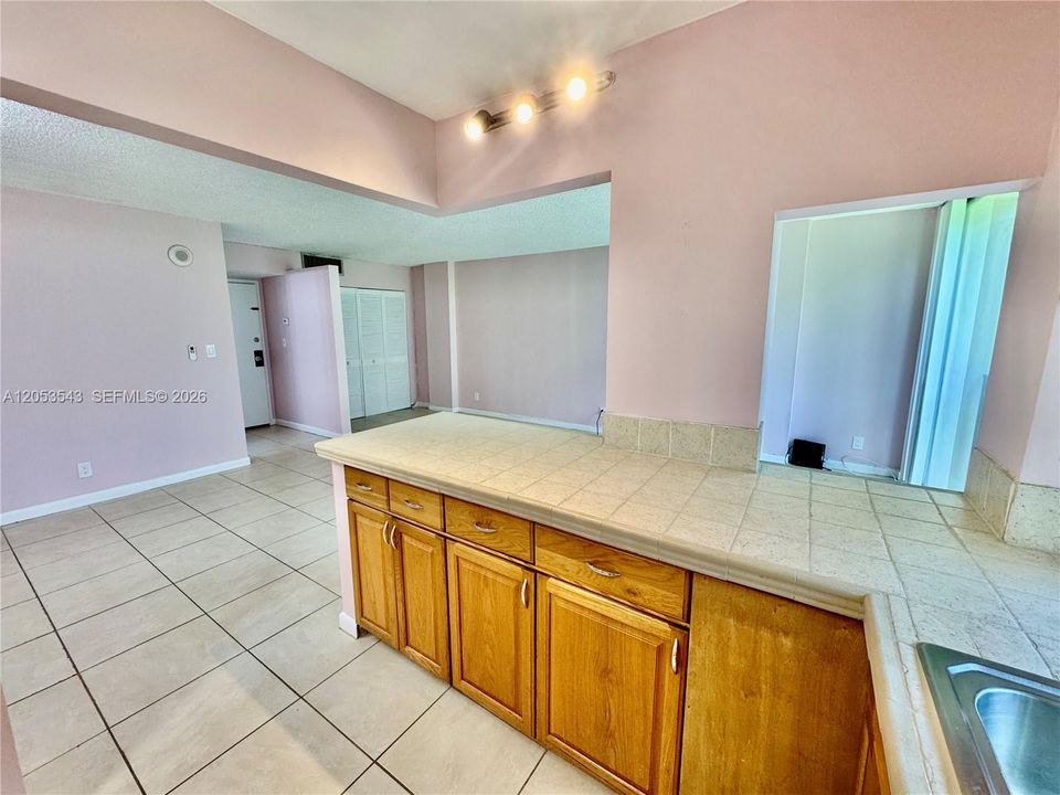 For Sale: $220,000 (1 beds, 1 baths, 767 Square Feet)