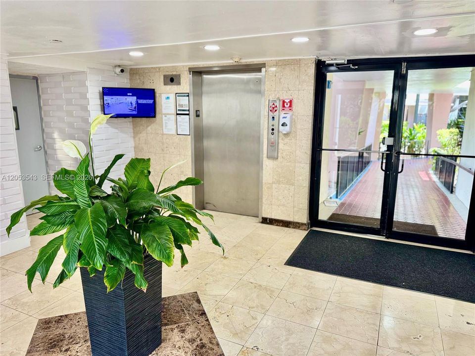 For Sale: $220,000 (1 beds, 1 baths, 767 Square Feet)